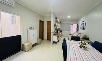 Imagem 3: Encantadora casa à venda! contando com 2 quartos, incluindo uma suíte relaxante, sala ampl