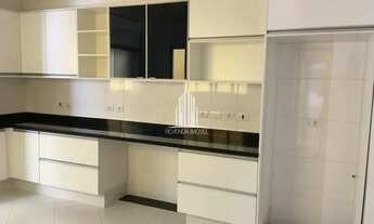 Imagem 2: Excelente casa com ampla cozinha, área de serviço e lavabo; armários planejados na cozinha