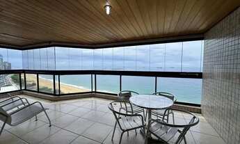 Imagem: Totalmente de frente, andar alto, vento