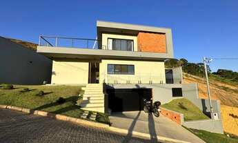 Imagem 2: Casa Semi-Mobiliada de Alto Padrão em Condomínio Fechado