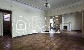 Imagem 2: Imóvel para venda possui 322 metros quadrados com 4 quartos