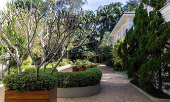 Imagem 5: Casa nova de alto padrão em condomínio fechado, jardim, piscina, em região arborizada e se