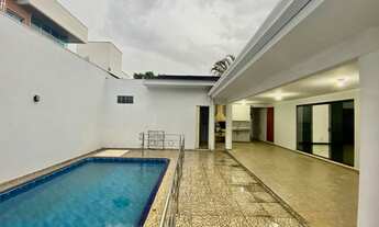 Imagem 4: Casa para aluguel possui 300 metros quadrados com 5 quartos, sendo dois no andar inferior