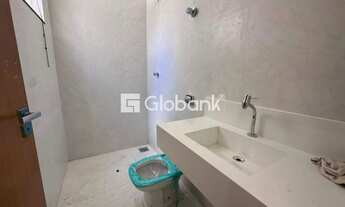 Imagem 3: Casa 3 Dormitórios com Suíte, Quintal e Área de Serviço em Canelas, Montes Claros