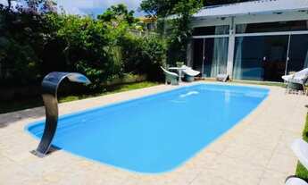 Imagem: Suíte mobiliada e área de lazer com piscina