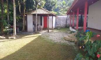 Imagem 3: Casa toda avarandada e amplo jardim