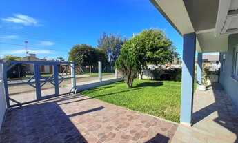 Imagem 2: Casa térrea composta de 2 dormitórios e com piscina no centro de imbé