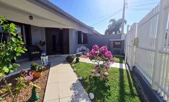 Imagem 2: Casa com 3 dormitórios (sendo 1 suíte), garagem para 2 carros, anexo nos fundos e pátio na