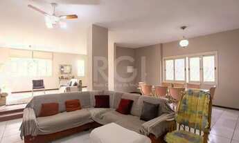 Imagem 2: Casa para alugar/locação seis (6) dormitórios, localizada no bairro Cristal, Porto Alegre