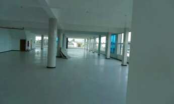 Imagem 4: Sala Superior de 700m² com Iluminação Natural e Acabamentos de Alto Padrão