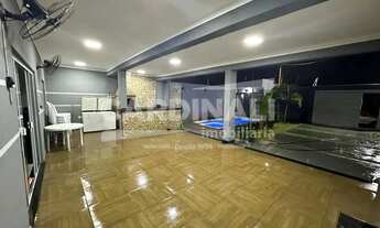 Imagem 4: Casa com piscina, quintal amplo e área de lazer completa