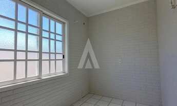 Imagem 5: Apartamento localizado no bairro Iririú, composto por 2 quartos, cozinha com armários e 1