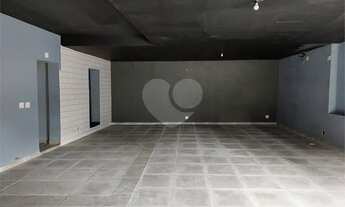 Imagem: Prédio de esquina com 300M², localizado