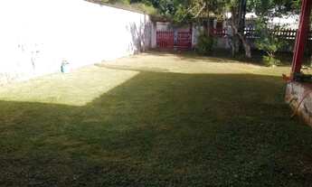 Imagem 2: Casa toda avarandada e amplo jardim