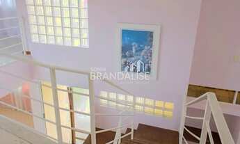 Imagem 3: Localizada em um bairro tranquilo e seguro, essa casa com 3 dormitórios (1 suíte) é uma ót