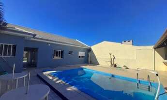 Imagem 7: Casa térrea composta de 2 dormitórios e com piscina no centro de imbé