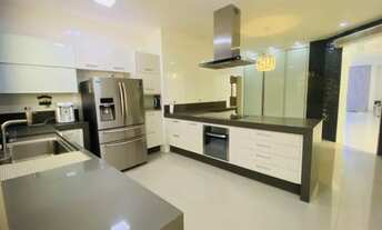 Imagem 3: Mansão ricamente mobiliada no Alphaville Barra da Tijuca disponível para aluguel e venda c