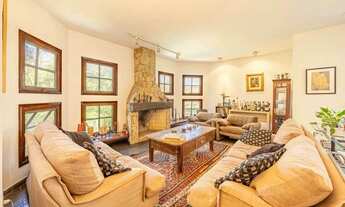 Imagem 7: Alphaville 5 - Casa em terreno de esquina e cercada por área verde