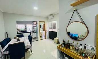 Imagem 2: Encantadora casa à venda! contando com 2 quartos, incluindo uma suíte relaxante, sala ampl