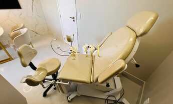 Imagem 5: Clínica Médica com Decoração Sofisticada e com Consultórios Médicos com Macas e