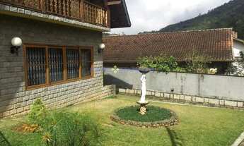 Imagem 4: Você Não Vai Acreditar no Que Esse Lindo Chalé no Bairro Mosela Oferece! Descubra Agora An