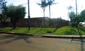 Imagem: Casa de esquina com amplo terreno, oportunidade