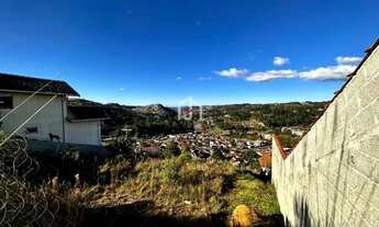 Imagem 4: Terreno em declive e área de 547,00m² no bairro Vila Nova Suíça em Campos do Jordão