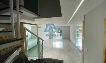 Imagem 2: Residência de Luxo: 4 Suítes, Churrasqueira e Móveis Planejados de Alto Padrão"