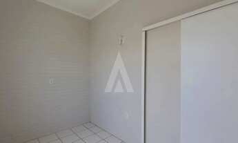 Imagem 6: Apartamento localizado no bairro Iririú, composto por 2 quartos, cozinha com armários e 1