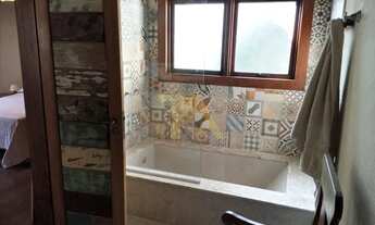 Imagem 7: Terreno amplo com três casas