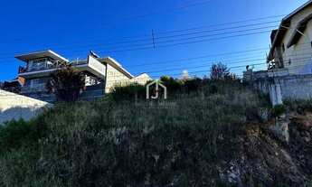 Imagem 5: Terreno em declive e área de 547,00m² no bairro Vila Nova Suíça em Campos do Jordão