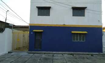 Imagem: Quarto individual em prédio com mobília