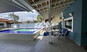 Imagem 2: Casa à Venda em Condomínio Fechado com Piscina e Lazer Completo