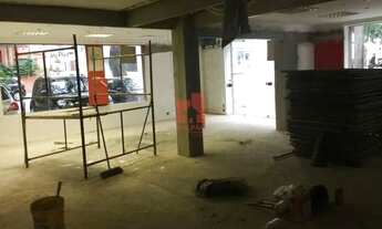 Imagem 2: Moema oja de esquina com 3 vagas frontais, piso frio com iluminação porta de aço e de vidr