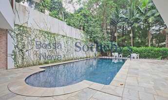 Imagem 3: Sobrado cercado de verde