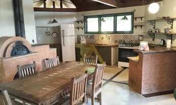 Imagem 3: Terreno amplo com três casas