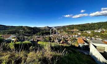 Imagem 3: Terreno em declive e área de 547,00m² no bairro Vila Nova Suíça em Campos do Jordão