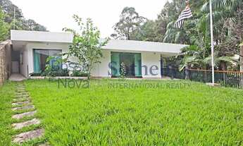 Imagem 4: Sobrado cercado de verde