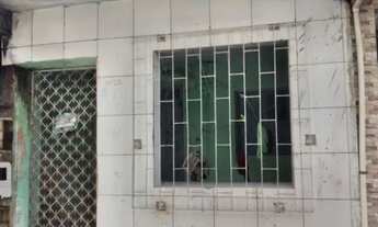 Imagem 2: Casa com quarto, sala, cozinha e banheiro precisando de reforma