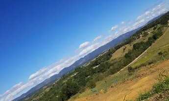 Imagem 2: Os lagos do empreendimento são um grande diferencial, oferecendo um cenário maravilhoso pa