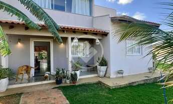 Imagem 3: CASA SOBRADO EM CHAPADA DOS GUIMARÃES 1. Este charmoso sobrado apresenta 3 quartos, inclui