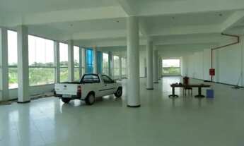 Imagem 2: Sala Superior de 700m² com Iluminação Natural e Acabamentos de Alto Padrão