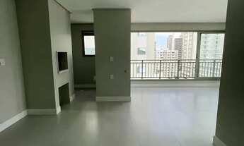 Imagem 2: Apartamento com 3 suítes e 2 vagas de garagem há 250m2 do mar no Centro de Balneário Cambo