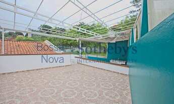 Imagem 5: Sobrado cercado de verde