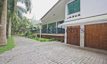 Imagem 2: Sobrado cercado de verde