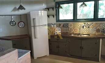 Imagem 2: Terreno amplo com três casas