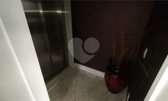 Imagem 5: Apto impecável , rico em armários ,varanda gourmet , ar condicionado . Ao lado do Shopping