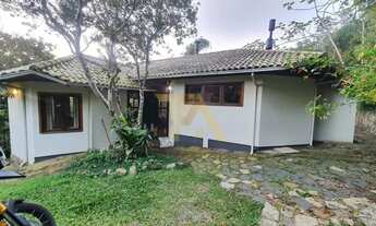 Imagem 4: Terreno amplo com três casas