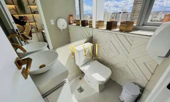 Imagem 3: Clínica Médica com Decoração Sofisticada e com Consultórios Médicos com Macas e