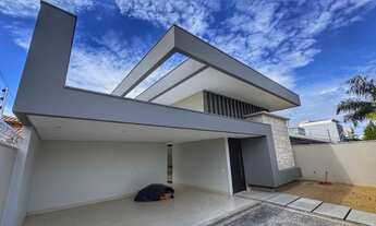 Imagem: Casa alto padrão com 4S em um terreno de